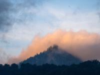 Orangeleuchtende Morgenwolken am Riesenberg